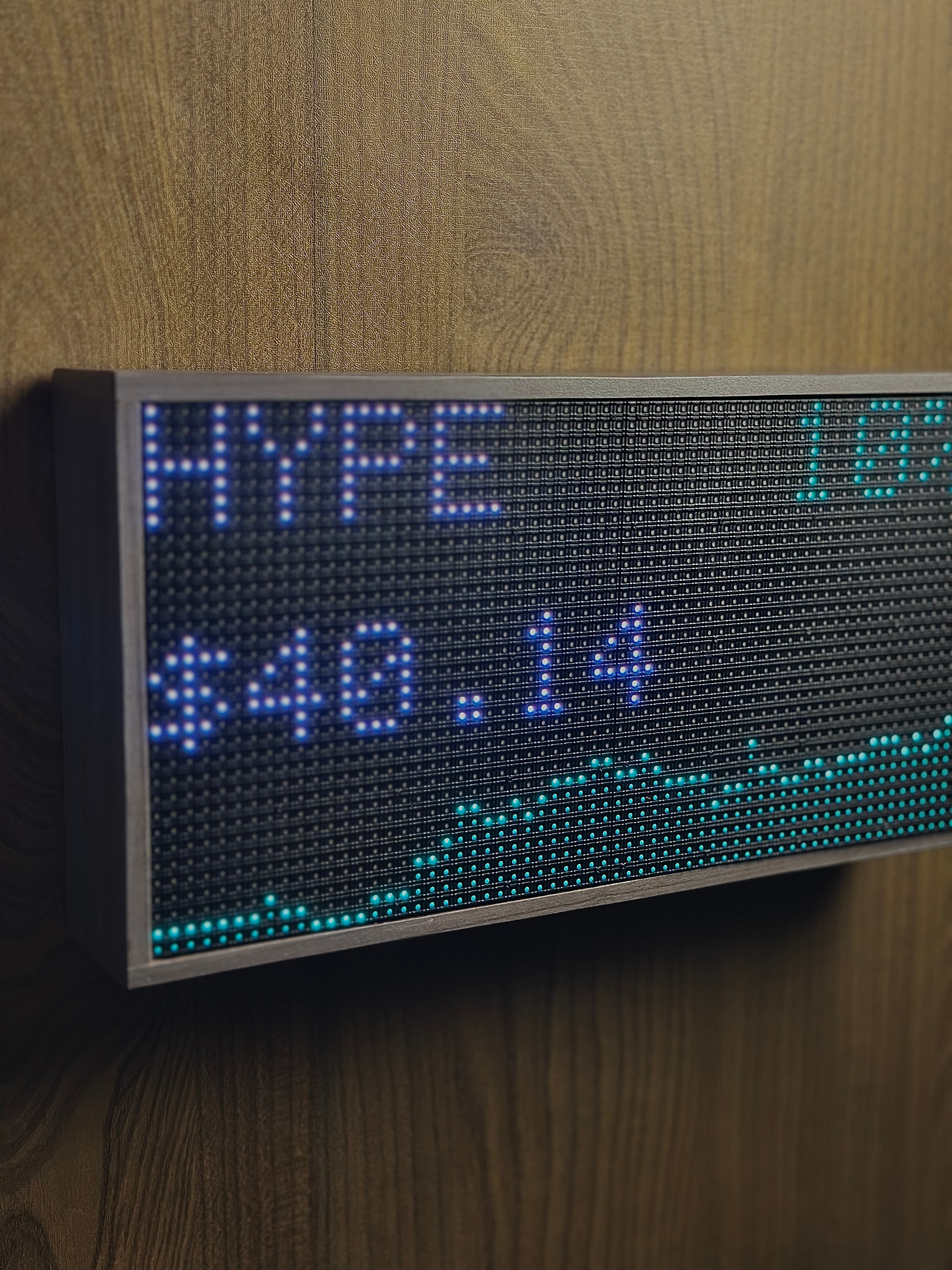 tickr.id device in a modern workspace